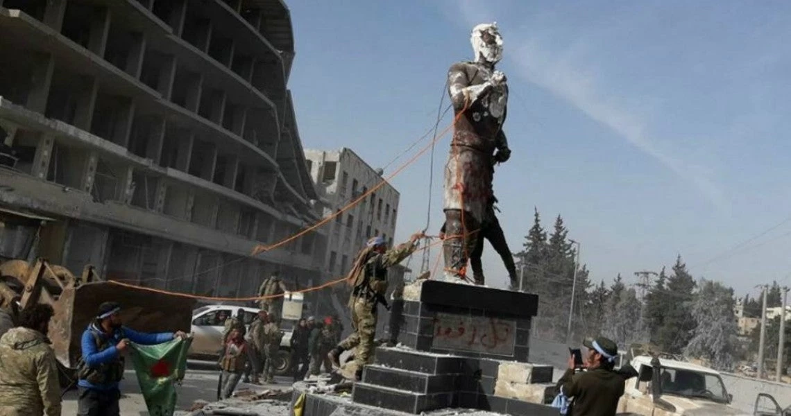 Bάρβαροι: Σύροι αντάρτες κατέστρεψαν άγαλμα – σύμβολο των Κούρδων